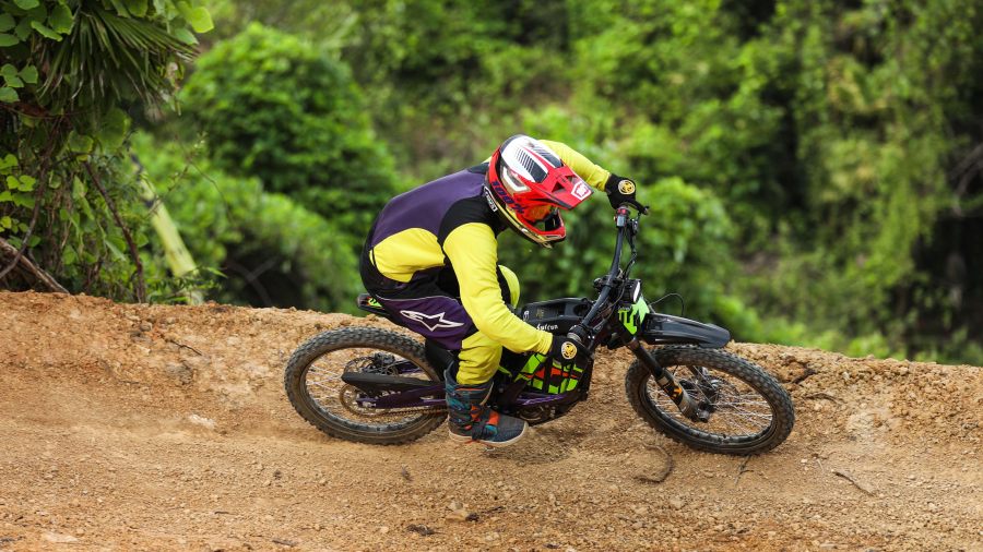 Un pilote en tout-terrain sur la Sur-Ron Light Bee X, illustrant la maniabilité et la simplicité idéales pour une utilisation urbaine et des balades off-road légères